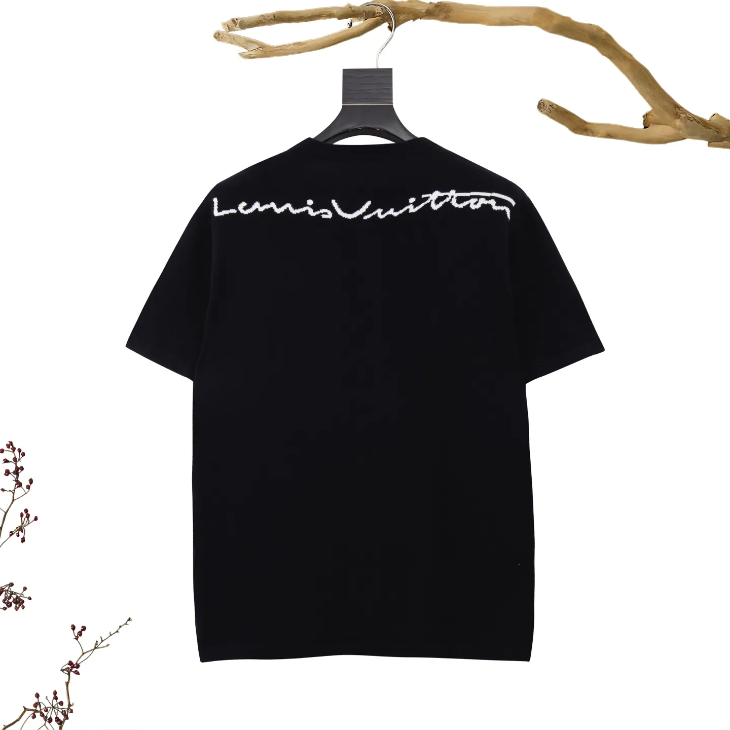 🅿️210. LV rap cartoon character jacquard round neck knitted short sleeves. Pure cotton custom-dyed yarn, wool hanging jacquard technology, double-sided jacquard back label, detail restoration processing, no crease defects, full set of accessories. #The whole pattern is made of eight-color custom-dyed yarn. It is made of 12s fine knitted pieces and jacquard machines imported from Germany. Jacquard pattern weaving threads are used to dye the original clothes in matching colors and are environmentally friendly and fixed. Customized cotton yarns are introduced. Jacquard fabrics require fine yarn counts and extremely high requirements for raw cotton. #T-shirt depicts cartoon images using intarsia technology. The pattern adopts wool jacquard technology and is made by scanning logarithmic flowers from the original. The multi-yarn jacquard uses imported high-quality cotton yarn fabrics with warp and weft threads interlaced to form a jacquard pattern structure. When fabrics are weaved, patterns are formed by changing the warp and weft structure, and the patterns are exquisite and delicate; because inferior cotton yarn cannot weave into shaped patterns, the requirements for raw cotton are extremely high.  #The back panel has the LV single-sided jacquard logo. "Most of the wrong versions of jacquard or no jacquard letters on the market are different from the original version." The back panel is equipped with the brand's signature letter logo according to the original design. The restored design is designed based on the original grid. The knitting grid, high and low positions, and spacing space of each letter are designed on the same horizontal line, and the presentation effect is excellent.  #Special washing process creates an original texture. Ultra-fine woven threads are made of environmentally friendly fibers, combined with a special soft washing process. The body fabric has a soft touch and softly stretched environmentally friendly microfiber to create the bottom layer; it is not easily deformed when stretched. The texture is fine and smooth, the gloss is good, and it is extremely breathable. Has a soft touch feel.  #patch development version fabric piece, casual round neck knitted short-sleeved version; the short sleeves are closed to show the shoulders and upper body, and have a straighter visual effect. Gather the back using a hidden line technique; iron the flat back piece into a three-dimensional piece according to the body shape, and seal the upper end of the back pant. Original three-standard accessories size.XS.S.M.L